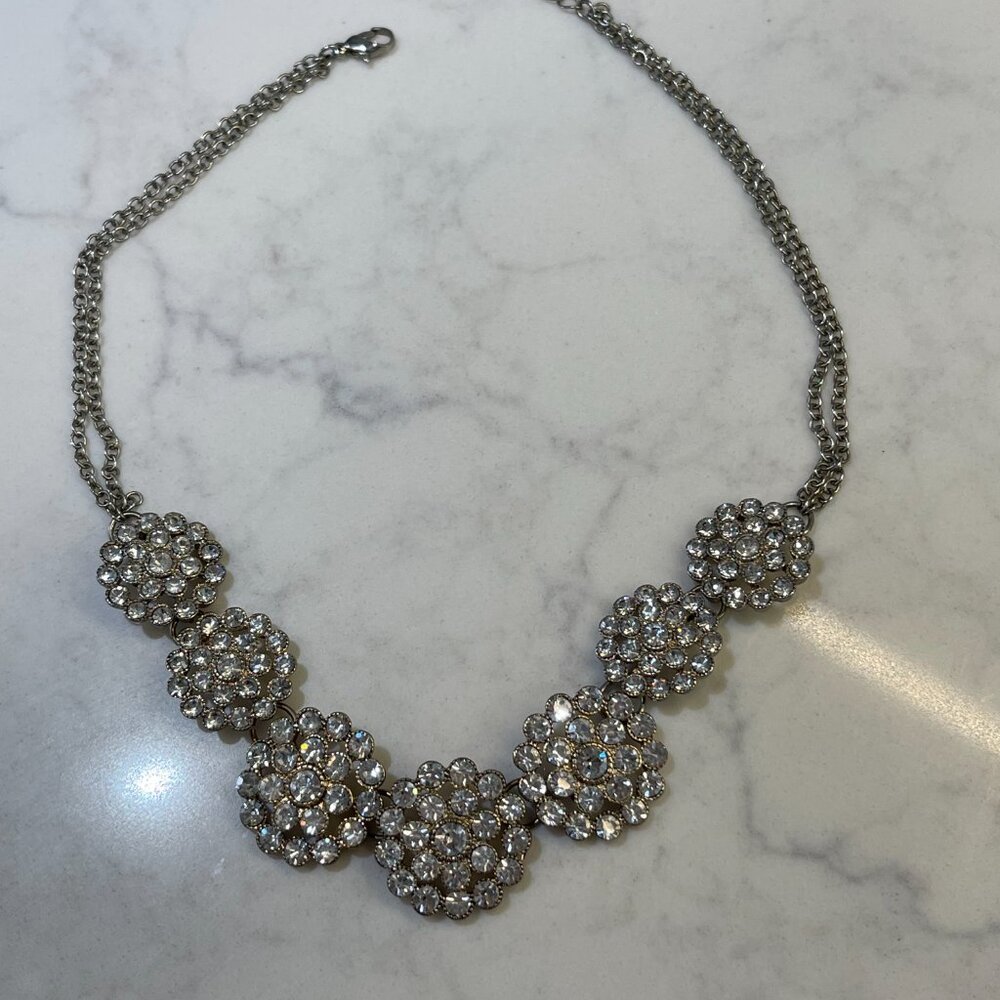 ✨ Vintage J.Crew Hammered Silver-Tone Crystal Medallion Statement Necklace ✨ - Picture 6 of 7
